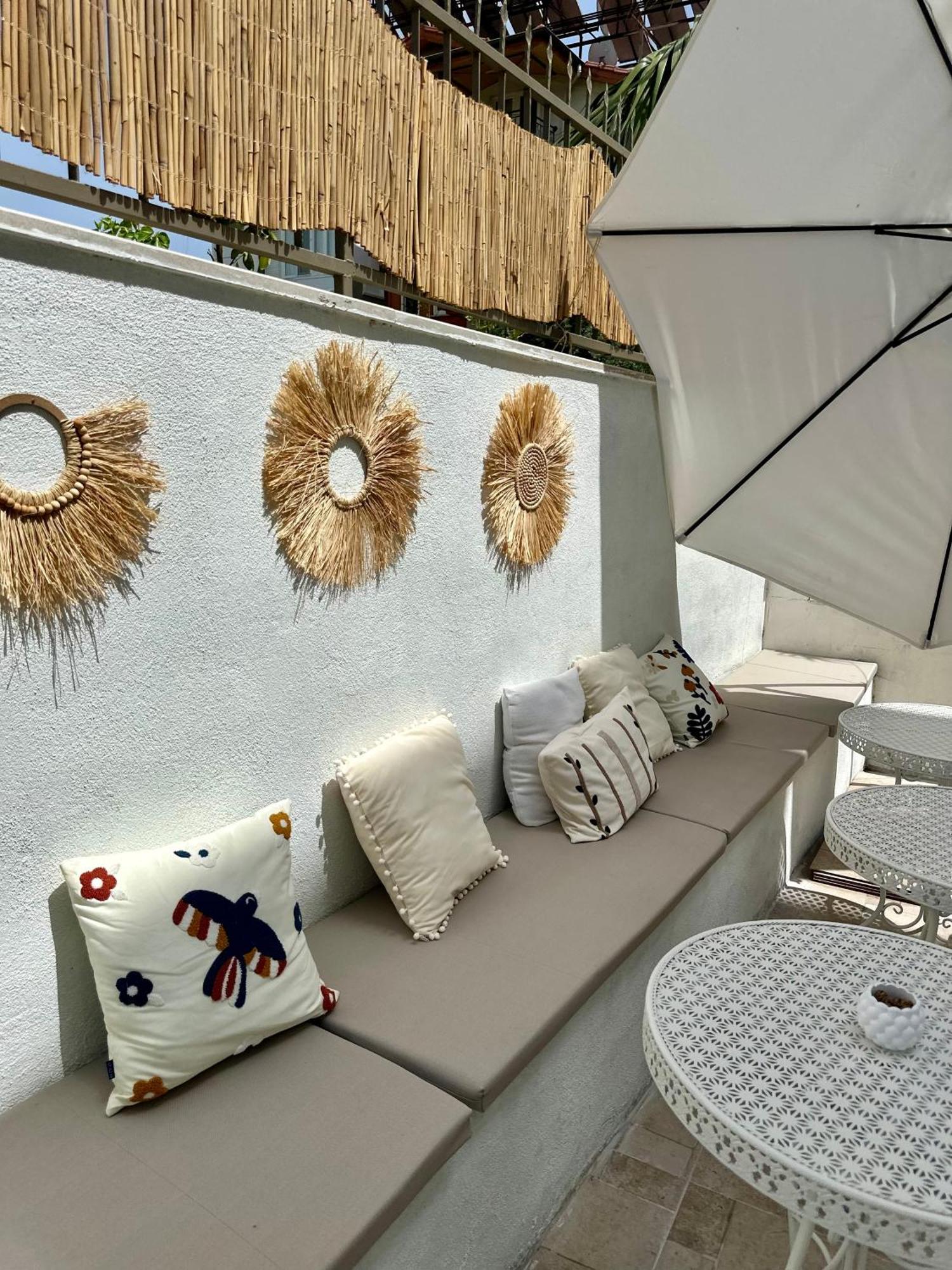Oregano Suites Side Exterior foto